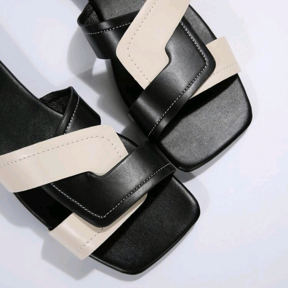 Women's Plus Size Crossed Square Toe Open-Toe Flat Sandals - Picture 5 of 6